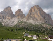 Abfahrt vom Col Rodela zum Sellajoch mit Blick auf Langkofelgruppe