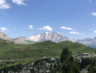Steinerne Stadt am Sellajoch - im Hintergrund die Marmolada