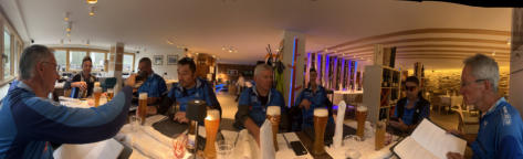 Pizzeria während Regen