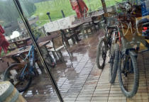 Pizzeria während Regen