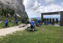 Refugio Gemici im Hintergrund Langkofel und Seiser Alm