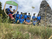 Gruppenfoto an der Steinpyramide
